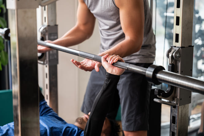 専属トレーナーによる効果的な筋力トレーニングの様子