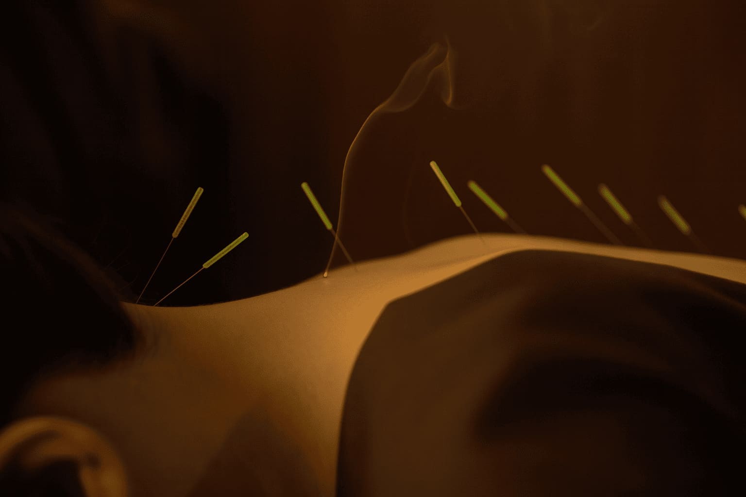 怪我や痛みの治療をサポートする様子